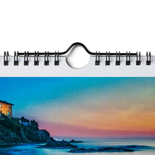 Väggkalender i papper med spiralbindning och upphängningsanordning.