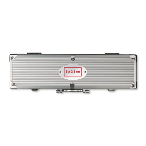 Silverfärgad grillväska med oval platta och bärhandtag.